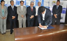 Prefeito Rui Palmeira assina Termo de Compromisso