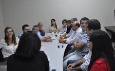 O pró-reitor Amauri Barros dividiu a experiência com a equipe visitante