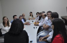 O pró-reitor Amauri Barros dividiu a experiência com a equipe visitante