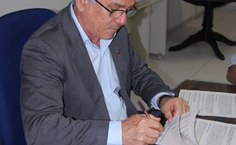 Reitor Eurico Lobo assina contrato com a empresa Sandaluz
