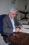 Reitor Eurico Lobo assina contrato com a empresa Sandaluz