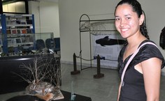 A aluna Jessica Mota, visita pela segunda vez  a exposição na BC