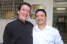 Regente fundador da orquestra, Julião Marques, e atual regente Nilton Souza, unidos pela arte.
