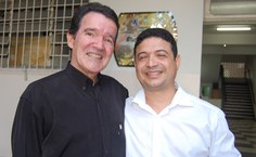 Regente fundador da orquestra, Julião Marques, e atual regente Nilton Souza, unidos pela arte.