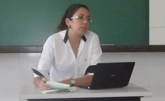 Izabelle Castro apresentando o trabalho em um dos eixos temáticos do Colóquio