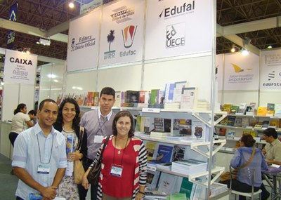 Equipe da Edufal marca presença no estande da Abeu, na Bienal do Rio