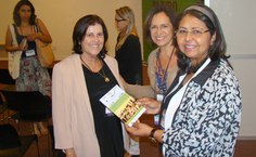 Stela entrega convite para Bienal de Alagoas