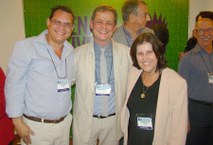 Stela Lameiras com os empossados, vice-presidente Carlos Gianotti e o presidente Carlos Canossa (centro)