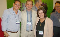 Stela Lameiras com os empossados, vice-presidente Carlos Gianotti e o presidente Carlos Canossa (centro)