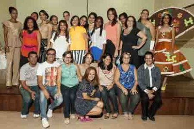 Equipe e alunos do curso Desenhista de Moda (Fotos: Hugo Taques)