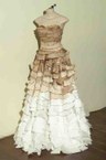 Vestido confeccionado com filtro de papel e papel higiênico