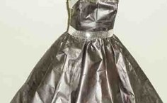 Vestido confeccionado com jornal e pedacinhos de vidro