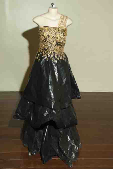 Vestido confeccionado com sacolas plásticas de lixo e anéis de latinha ...