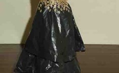 Vestido confeccionado com sacolas plásticas de lixo e anéis de latinha