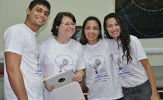 A coordenadora da feira com alguns monitores