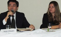 Ao lado de Aruska Magalhães, Flávio Shimomura aponta que é necessário problematizar o conhecimento adquirido nas especializações