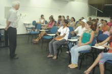 Professor Roberaldo conversa com turma de alunos do Paesp