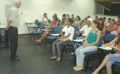 Professor Roberaldo conversa com turma de alunos do Paesp