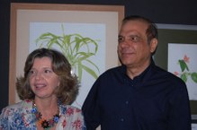 Leda Almeida, curadora, e Gustavo Quintella, artista, conferindo a exposição