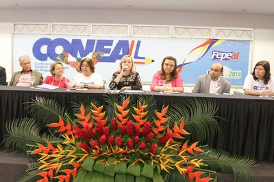 Pró-reitor de Graduação, Amauri Barros (2º à direita), participou da mesa de abertura (Foto Agência Alagoas)