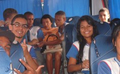 Estudantes no ônibus da Ufal