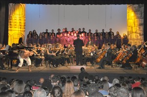 Público lota teatro em homenagem aos 40 anos do Corufal