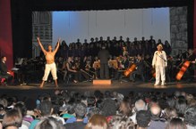 Ator Chico de Assis e bailarino Ginaldo do Santos levram um toque de dança e poesia ao espetáculo do Corufal