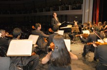 Maestro Alípio Martins é homenageado e rege o coro e a orquestra