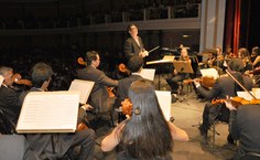 Maestro Alípio Martins é homenageado e rege o coro e a orquestra