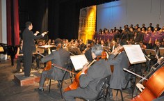 Nilton Souza, maestro da orquestra, conduziu os dois grupos após receber homenagem