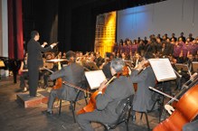 Nilton Souza, maestro da orquestra, conduziu os dois grupos após receber homenagem