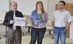 Antônio, apresentou o selo 4 estrelas, ao lado da vice- coordenadora do curso de Economia, Ana Milani, e do coordenador do Mestrado, Thierry Prates