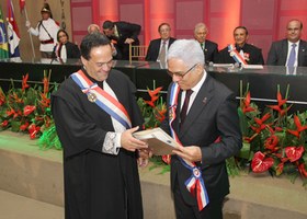 TRT de Alagoas homenageia reitor da Ufal