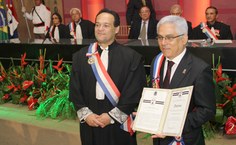 Reitor Eurico Lôbo exibe a homenagem recebida na última sexta-feira