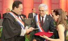 Desembargador entrega diploma da Ordem do Mérito do grau Grã-cruz ao reitor Eurico Lôbo