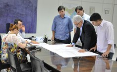 Reitor Eurico Lôbo conhece planta do terreno