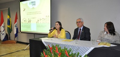 Stela Lameiras, reitor Eurico Lôbo e a vice Rachel Rocha, na mesa de abertura do lançamento da bienal