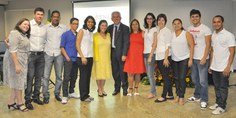 Reitor Eurico Lôbo e a vice-reitora Rachel Rocha com a equipe da Edufal