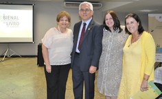 Secretária municipal de Educação, Ana Dayse Dorea, reitor Eurico Lôbo, vice-reitora Rachel Rocha e a diretora da Edufal, Stela Lameiras