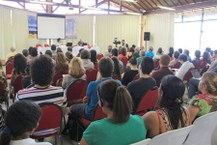 Plateia acompanha a cerimônia de abertura do Ciseco