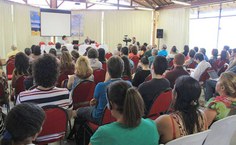 Plateia acompanha a cerimônia de abertura do Ciseco