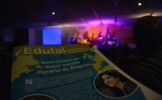 Edufal distribui jornal com as atrações da Bienal