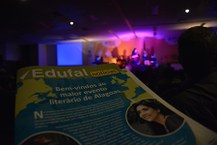 Edufal distribui jornal com as atrações da Bienal