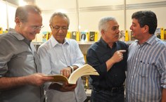 O reitor conversa com os patlamentares