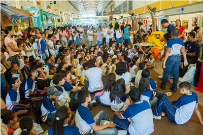 Crianças visitam a Bienal do Livro de Alagoas | nothing