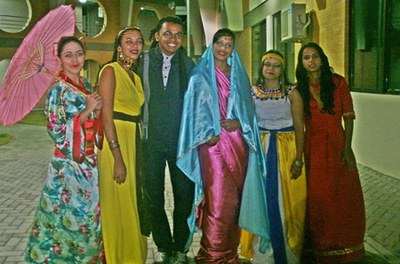 Professor Gustavo Gomes com alunas do curso representando as mulheres da antiguidade oriental | nothing