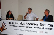 O mediador, Ulisses Gomes, entre os debatedores