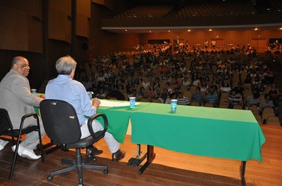 Frigoto conversa com o público