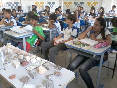 Apresentação de vários tipos de rochas para os alunos