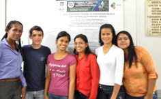 Professora Regla, à esquerda, e os bolsistas do projeto